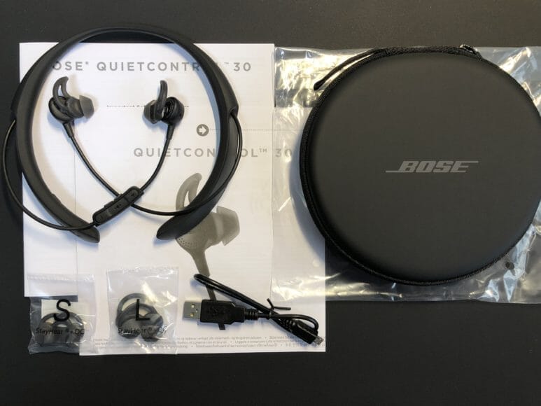 BOSE「QuietControl 30 wireless headphones」の付属品一覧