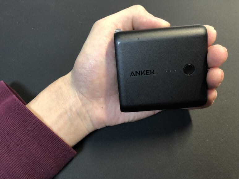 Anker「PowerCore Fusion 5000」のサイズ感は手のひらにちょうど収まるくらい