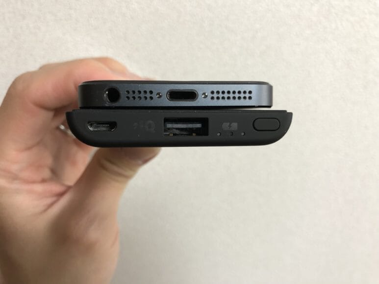 Anker「PowerCore Fusion 5000」とiPhone 5sの厚みの違い