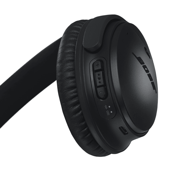 BOSE「QuietComfort35 wireless headphones II」のボタン操作はタッチパネル式に馴染まない方にとっては操作しやすい特徴があります。