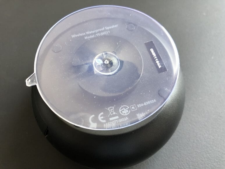 Tao Tronicsの防水Bluetoothスピーカー「TT-SK021」の吸盤は大型で強力です。