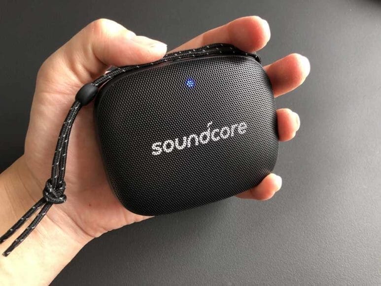 Anker「Soundcore Icon Mini」のサイズ感は手のひらに収まる感じ。