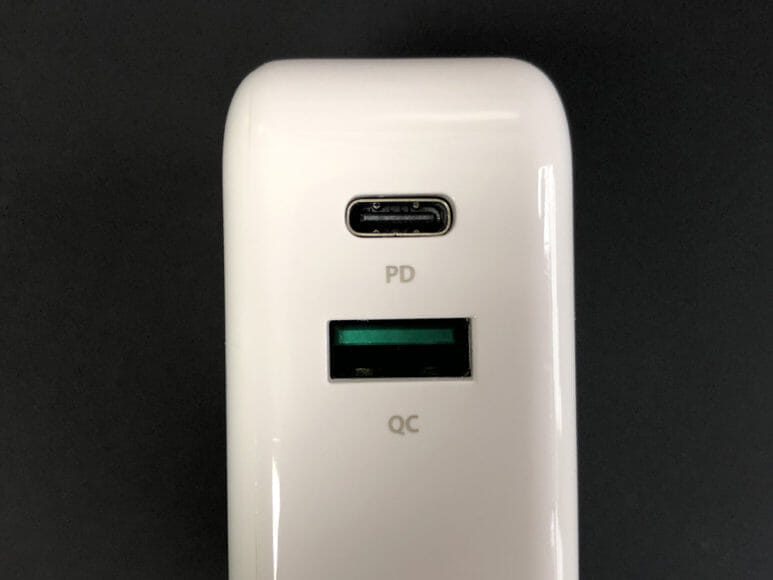 おすすめの充電器一体型モバイルバッテリーRAVPower「RP-PB122」｜ポートはPD対応USB-C×１（入出力）、QC3.0対応USB-A×１（出力）の計２つを搭載。