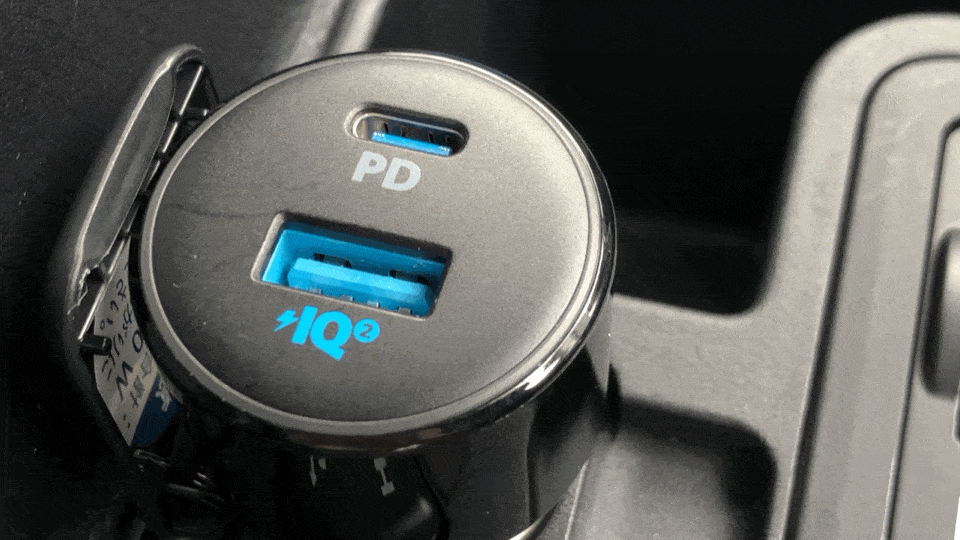 Anker「PowerDrive Speed+2-1 PD & 1 PowerIQ 2.0」レビュー｜コネクタ周りには円形のLEDライトが内蔵されていてブルーに輝きます。