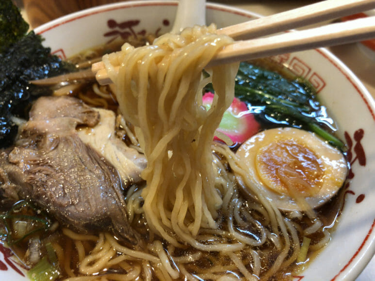 釧路のおいしいラーメン屋さん「河むら」｜特注の極細ちぢれ麺はスープが絡みに絡んで食が進みます。