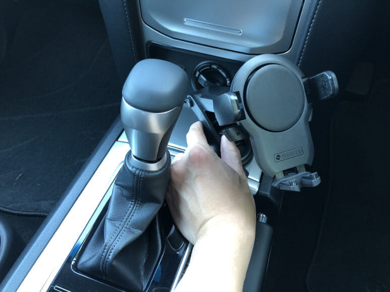 おすすめ車載スマホホルダー・スマートタップ「EasyOneTouch4 wireless」｜次に吸盤の保護シールを貼った状態で吸着させる位置を決めましょう。
