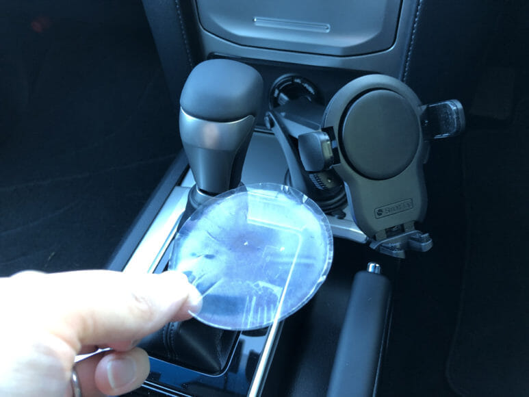 おすすめ車載スマホホルダー・スマートタップ「EasyOneTouch4 wireless」｜設置位置が決まったら保護シールを剥がして、吸着させる位置に吸盤を貼り付けます。