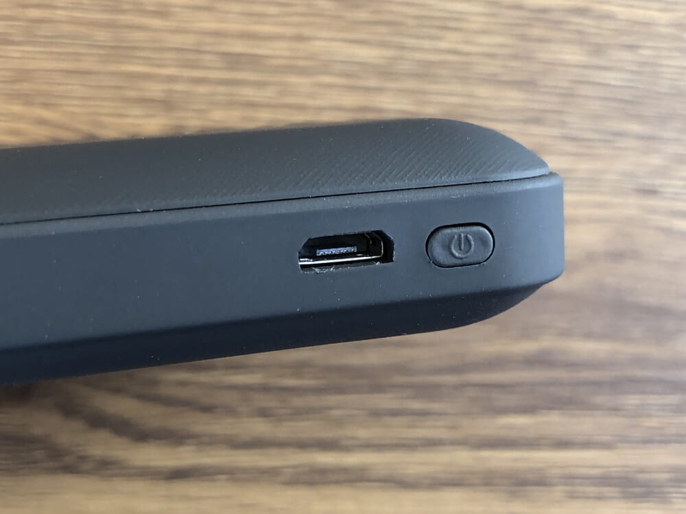 おすすめモバイルバッテリーTSUNEO「Power Bank 8K」レビュー｜バッテリー本体を充電する際に使用するmicro USBポートは電源スイッチの横にあります。