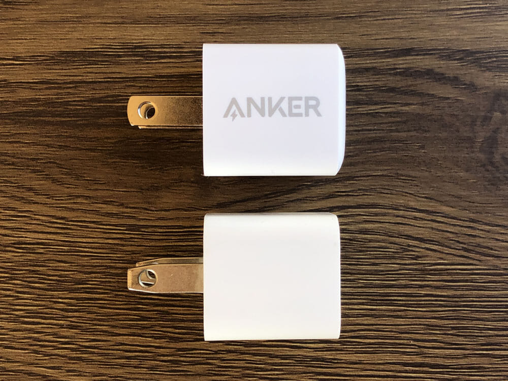 【Anker PowerPort III Nanoレビュー】2.7cm角＆30g超軽量小型ボディで携帯性抜群！“サイズは子ども、パワーは大人”を実現させたスマホ向けPD対応急速充電器｜外観：iPhoneの純正アダプタ「5W USB電源アダプタ」と瓜二つなルックスですね。 実際に並べてみてもサイズ感はまったく同じ。実測してみてもほぼ同じでした。