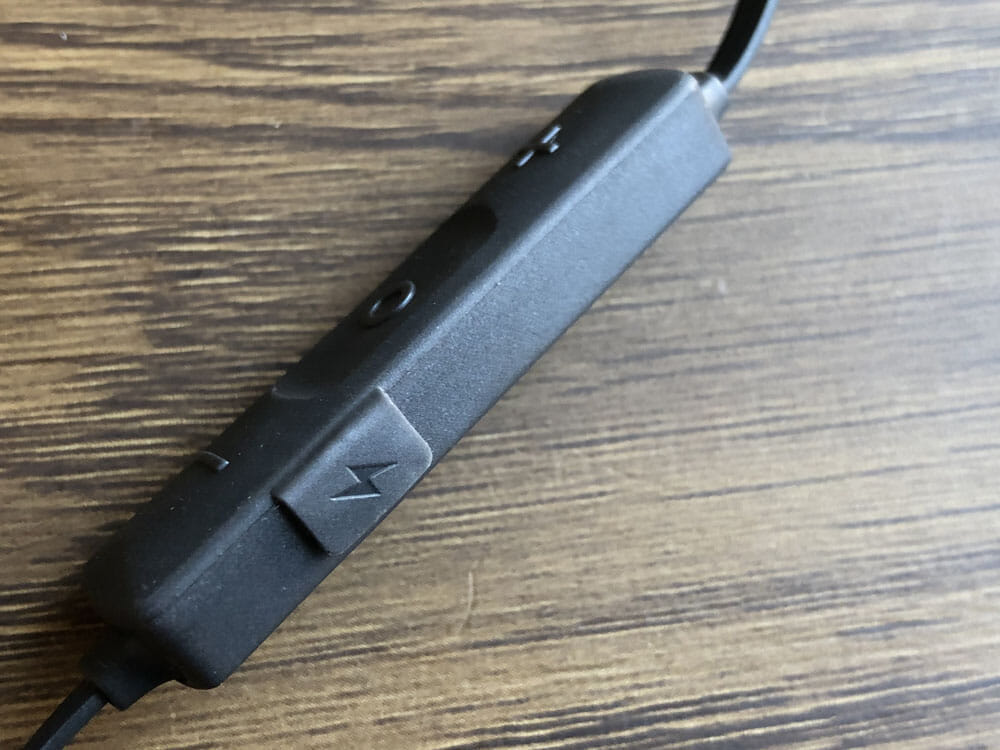 【Mpow Fly+レビュー】アンダー5,000円Bluetoothイヤホンで最強！iPhone＆androidで高音質・完全防水・通話ノイキャン・急速充電など“機能全部載せ“｜外観：サイドには充電用のmicro USBポートが配されています。