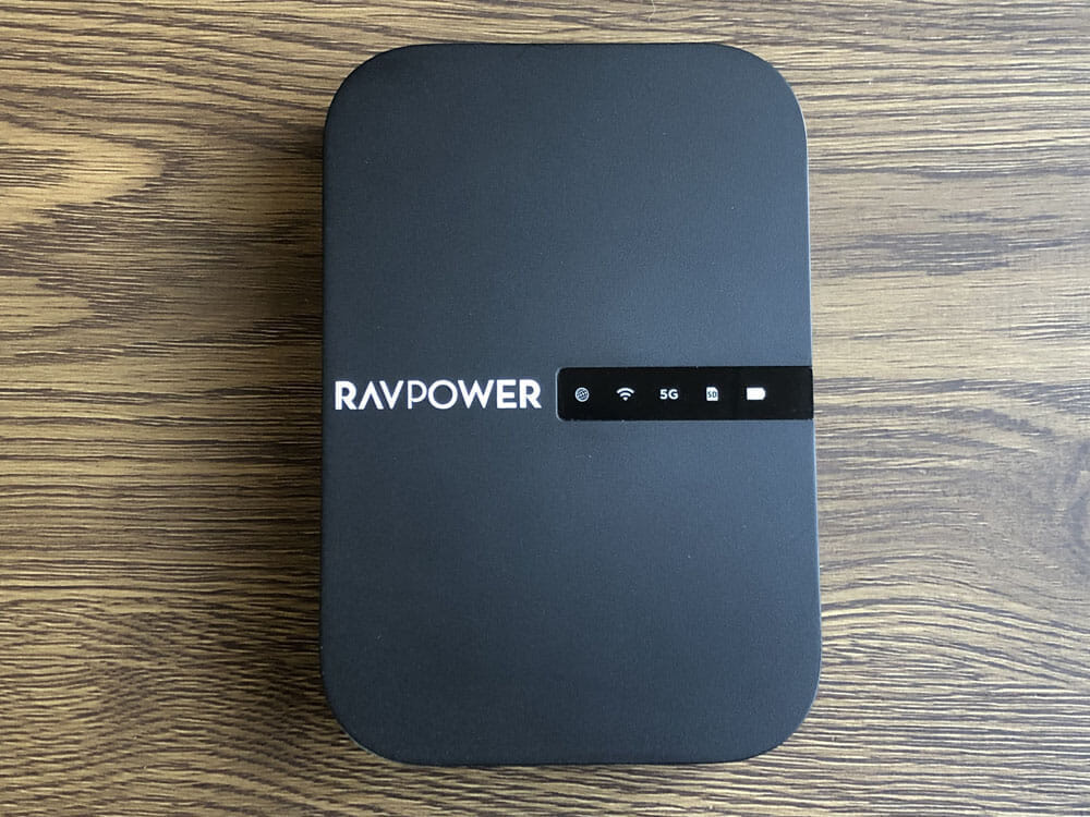 【RAVPower Filehub RP-WD009レビュー】スマホ写真＆動画データを簡単バックアップ！無線でデータ共有もできるWi-Fi SDカードリーダー｜旅行などに最適｜外観：非常にシンプルなデザイン。