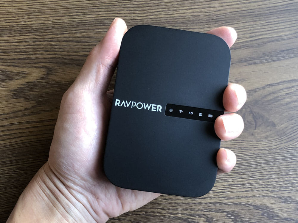【RAVPower Filehub RP-WD009レビュー】スマホ写真＆動画データを簡単バックアップ！無線でデータ共有もできるWi-Fi SDカードリーダー｜旅行などに最適｜外観：本体の大きさは成人男性の手のひらくらいのサイズ感です。