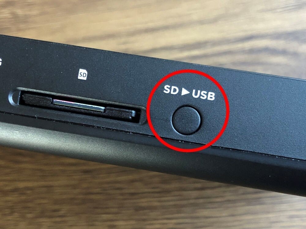 【RAVPower Filehub RP-WD009レビュー】スマホ写真＆動画データを簡単バックアップ！無線でデータ共有もできるWi-Fi SDカードリーダー｜旅行などに最適｜機能解説：SDカードデータのバックアップ方法：SDカードスロットの右に「SD → USB」と書かれたボタンがあります。