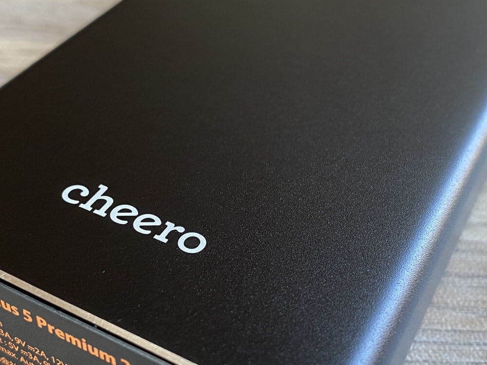 【cheero Power Plus 5 Premiumレビュー】60W高出力＆20000mAh大容量バッテリーで３ポート同時充電！超高スペックなPD急速充電対応モバイルバッテリー｜外観：微かにザラリとした質感は、高級感を演出。