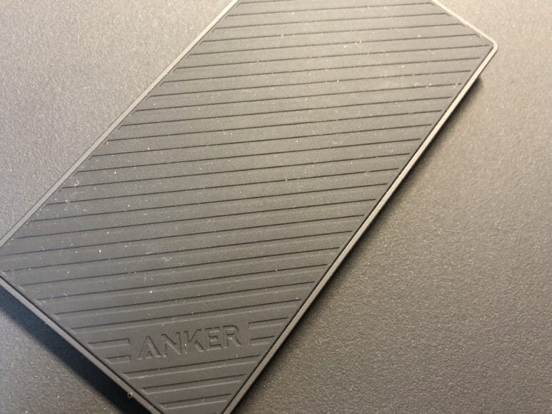 Anker「PowerCore Slim 5000」シリコン加工の表面にほこりが付きやすい証拠画像