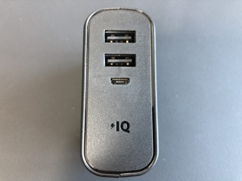 Anker「PowerCore Fusion 5000」の側面にUSB-Aポートが２つ、充電用Micro-USBポートが１つあります。
