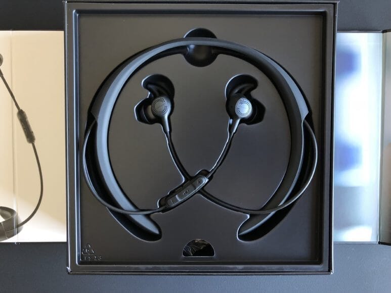 BOSE「QuietControl 30 wireless headphones」のパッケージ収まった画像