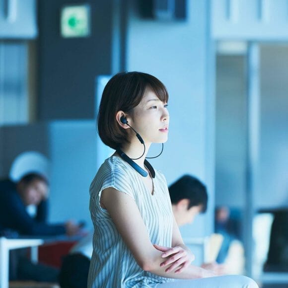 BOSEのQuietControl 30を装着している女性