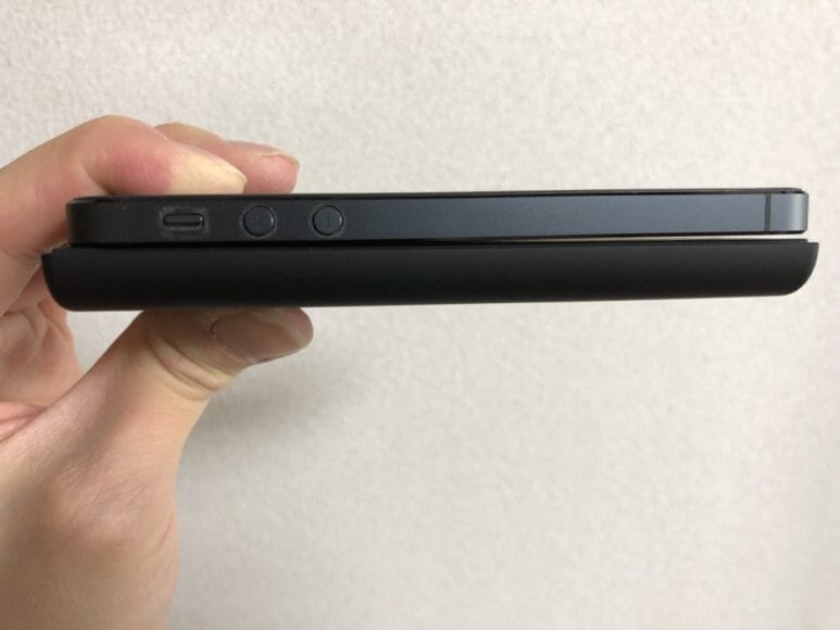 Anker「PowerCore Fusion 5000」とiPhone 5sの厚みをサイドから比較