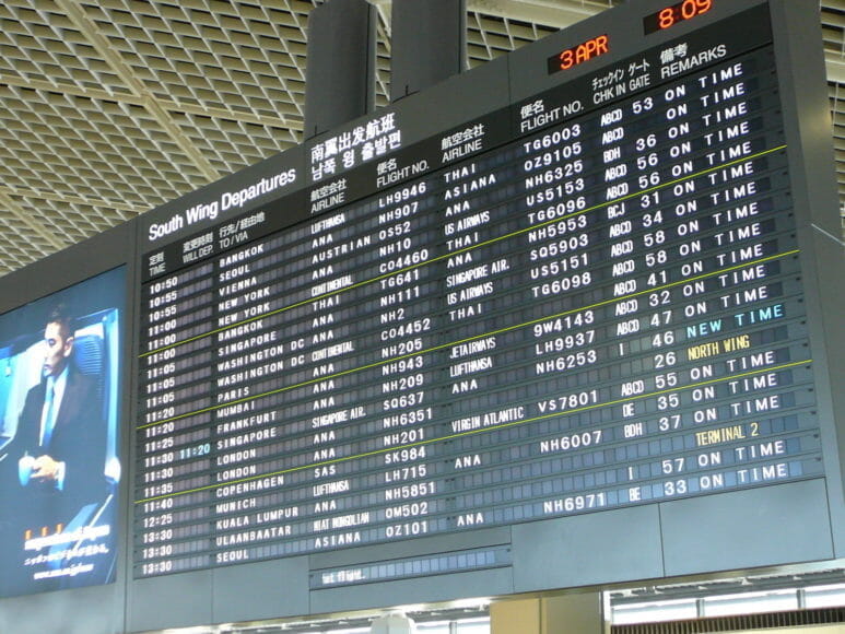 空港内国際線のフライトスケジュールが表示された電光掲示板