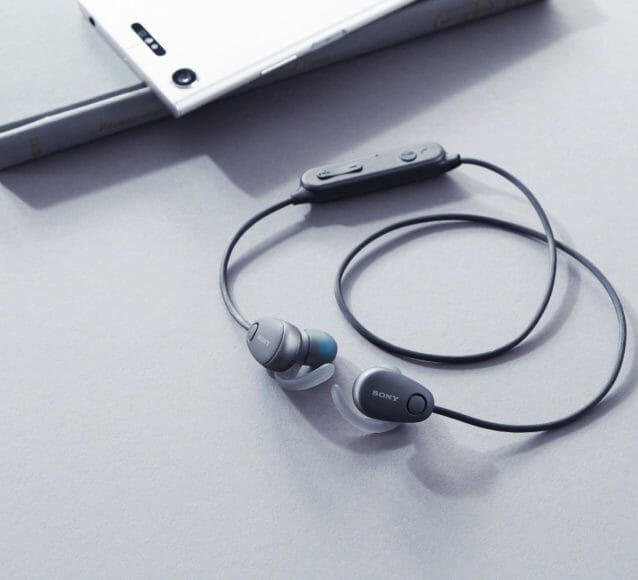SONY「WI-SP600N」はオシャレなデザインなのでファッションの邪魔になりません。
