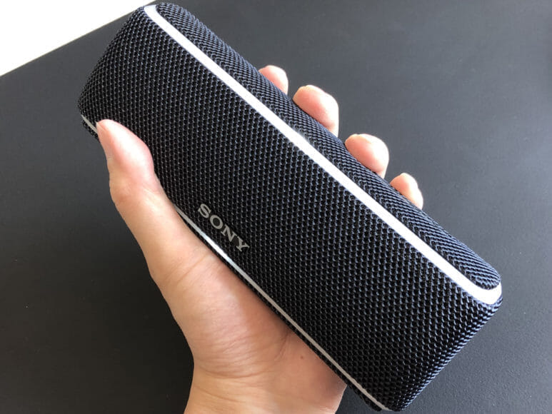 SONY SRS-XB21のサイズ感は握りやすい形状とサイズでちょうど良い携帯性を実現させています。