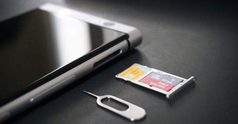 microSDカードはスマホに差し込んだり、トレイにのせてセットするだけで使えるようになります。