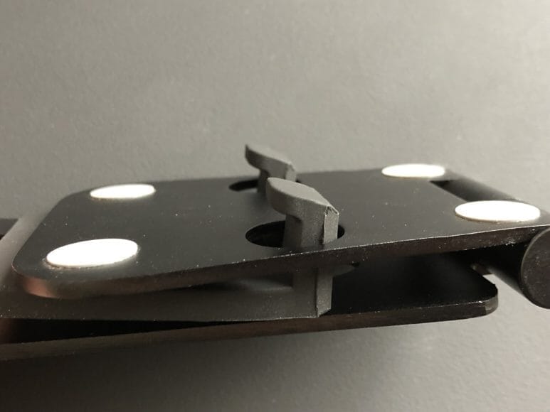 おすすめの卓上型スマホスタンド｜Lomicall「折り畳み式スタンド」は折り畳み時に出っ張る部分がシリコン部分だけなので優しいです。