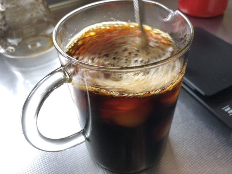 美味しい自家製アイスコーヒーの淹れ方｜マドラーでかき混ぜて一気にコーヒー液を冷却しましょう。