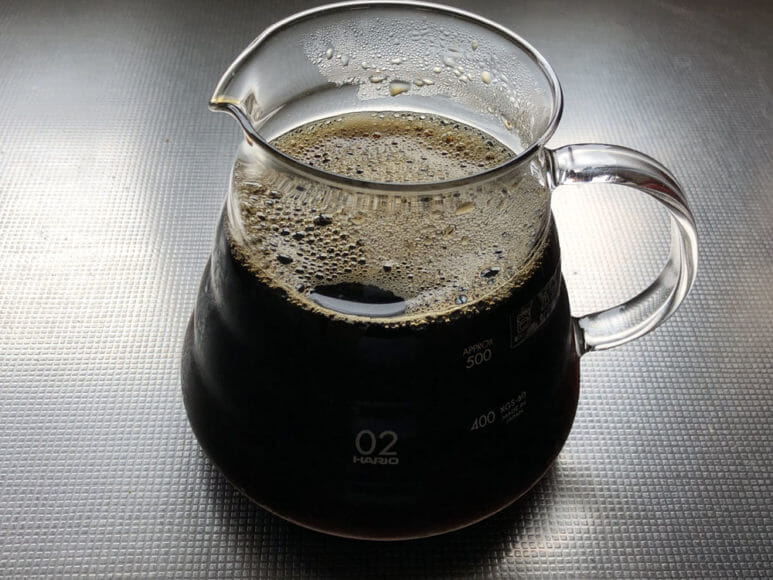 美味しい自家製アイスコーヒーの淹れ方｜コーヒー液が冷却できたら氷を取り除いて完成です。