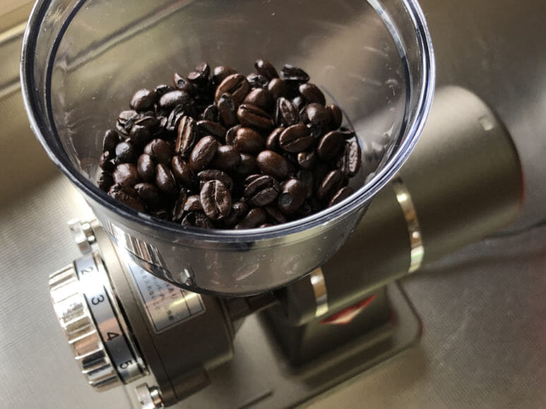 美味しい自家製アイスコーヒーの淹れ方｜コーヒーミルで豆を挽きましょう。