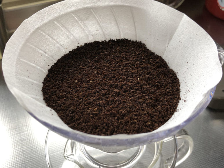 美味しい自家製アイスコーヒーの淹れ方｜ペーパーフィルターにコーヒー豆を入れたら、衝撃を与えて平らにならしておきましょう。