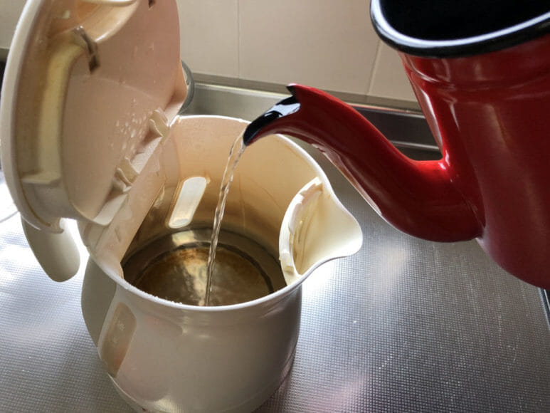 美味しい自家製アイスコーヒーの淹れ方｜ポットに入れ替えて湯温を下げましょう。