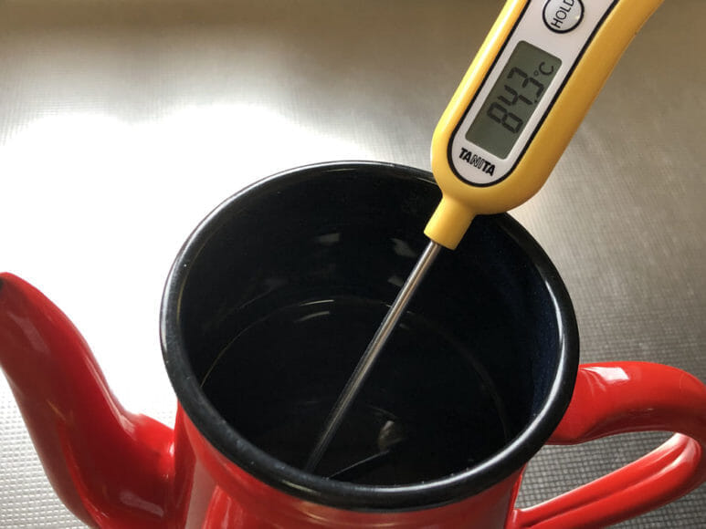 美味しい自家製アイスコーヒーの淹れ方｜ポット間を３回移し替えれば約85度前後にはなるはずです。