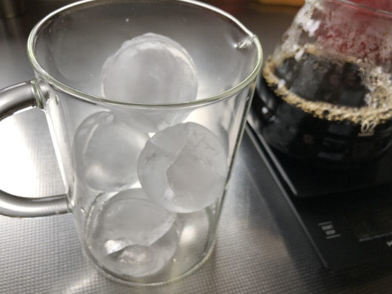 美味しい自家製アイスコーヒーの淹れ方｜別の容器に氷をたっぷり入れてスタンバイしておきます。