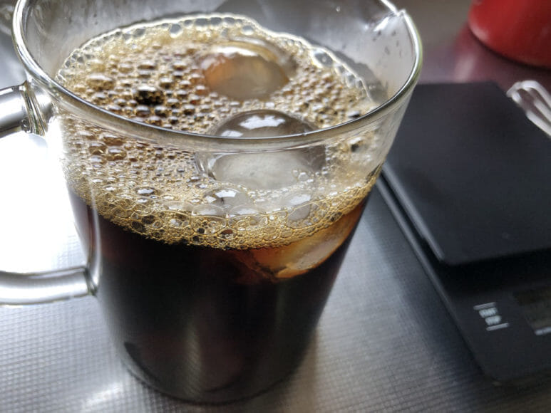美味しい自家製アイスコーヒーの淹れ方｜氷がたっぷり入った容器に抽出したてのコーヒー液を注ぎ入れましょう。