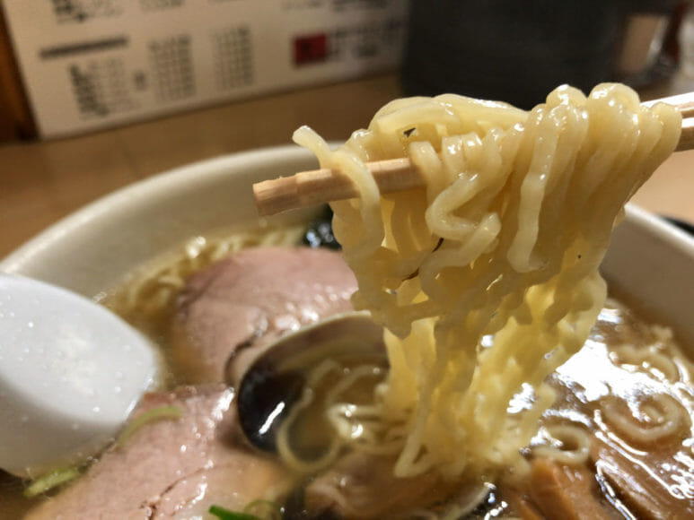 釧路のおいしいラーメン屋さん「魚一」｜細いちぢれ麺は「これぞ釧路ラーメン」という印象。スープが絡みに絡みます。