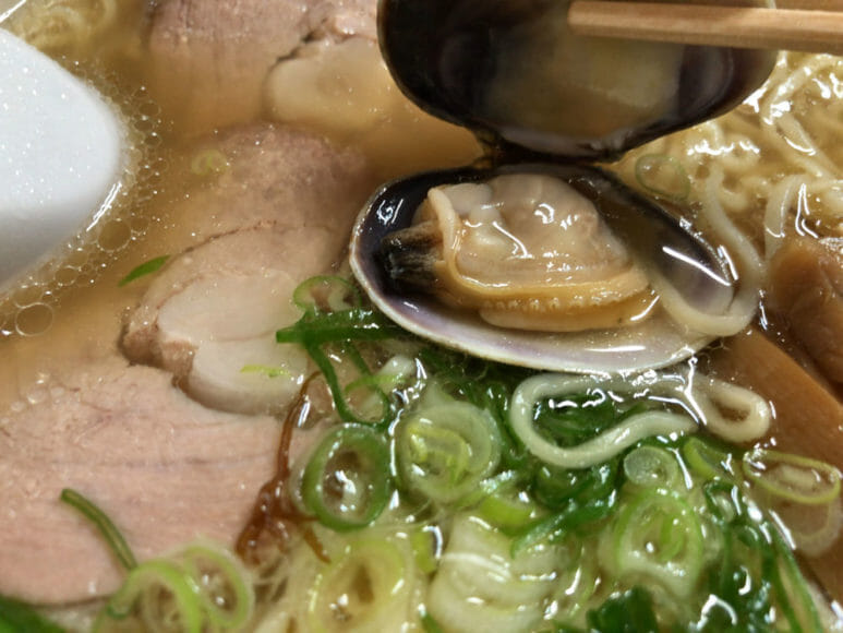 釧路のおいしいラーメン屋さん「魚一」｜魚醤ラーメンにトッピングされたあさりも旨味が凝縮されていておいしいです。