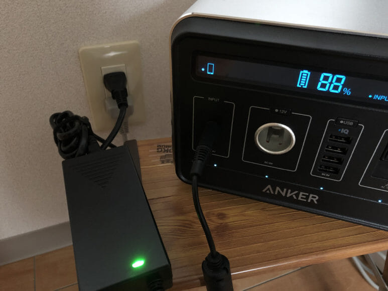 おすすめポータブル電源Anker「PowerHouse」｜自宅ではコンセントにACアダプタを差し込んで充電しましょう。