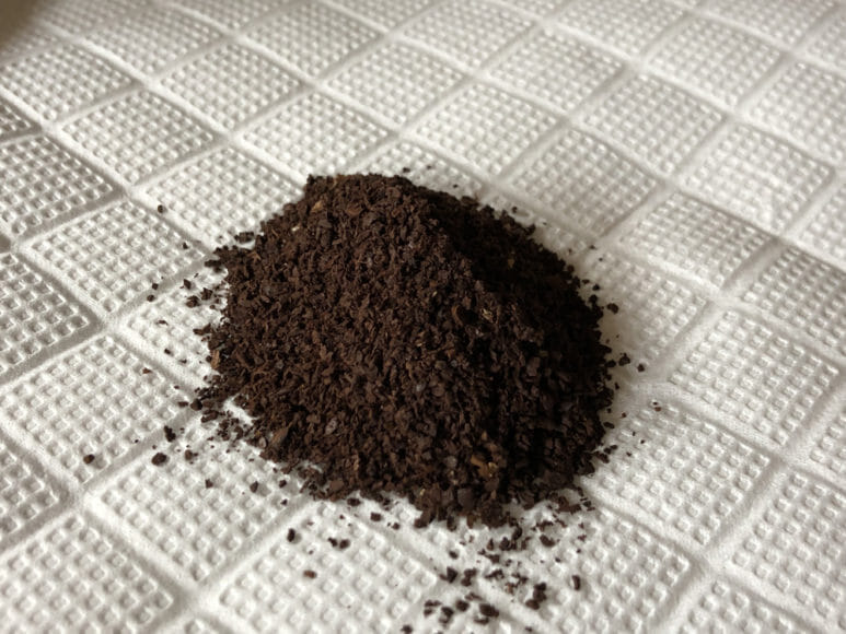 おすすめ手動コーヒーミル：キャプテンスタッグ｜豆の挽き具合を判断する基準にはカリタ「ナイスカットG」の設定3.5で挽いた豆を採用します。