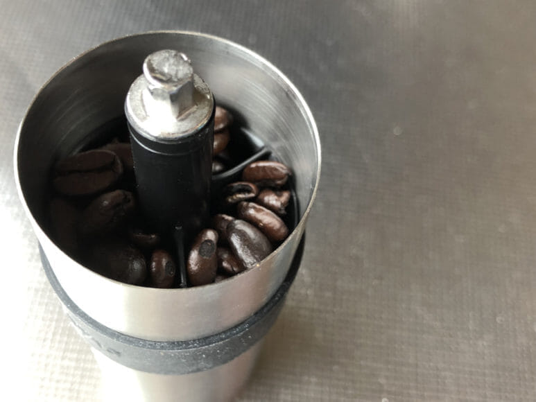 おすすめ手動コーヒーミル：キャプテンスタッグ｜約10gのコーヒー豆を入れた際の写真