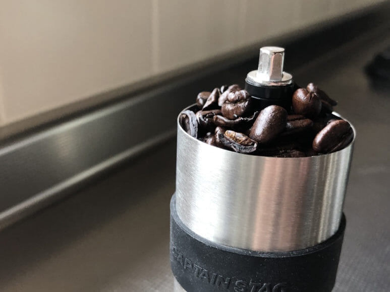 おすすめ手動コーヒーミル：キャプテンスタッグ｜約20gのコーヒー豆を入れた際の写真