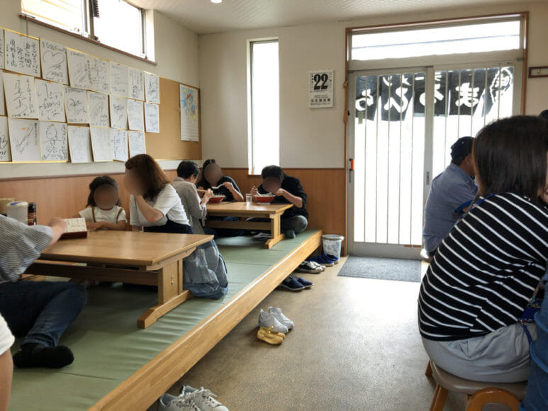 釧路のおいしいラーメン屋さん「まるひら」｜座敷も２卓あるのでファミリーでも安心して利用できます。完全禁煙というのも魅力。