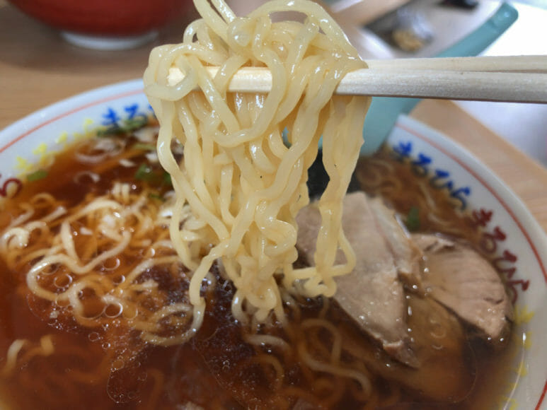 釧路のおいしいラーメン屋さん「まるひら」｜まるひらの麺は釧路ラーメン定番の細ちぢれ麺ですが、それほど縮れ感は強くない方です。