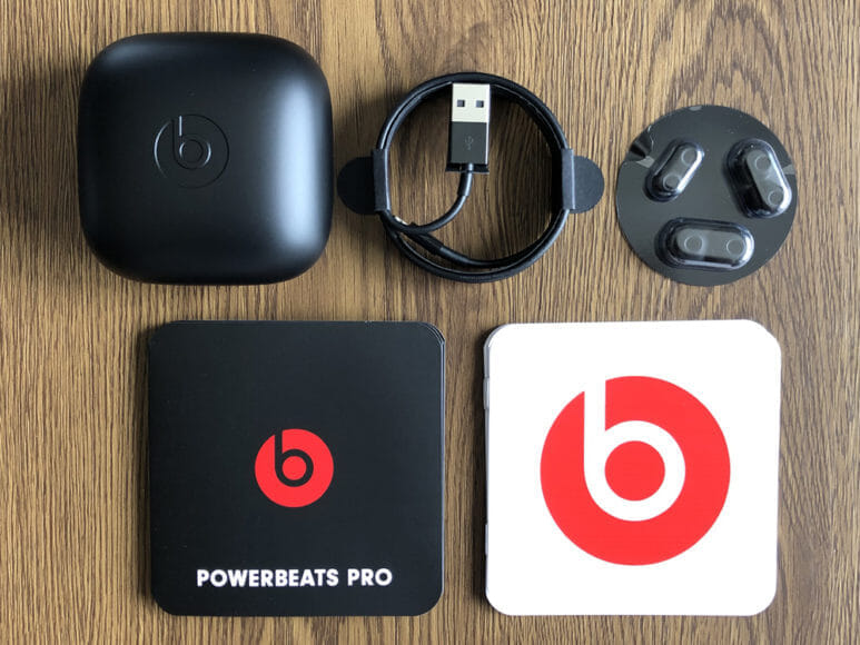 最強の完全ワイヤレスイヤホンBeats by Dr. Dre「Powerbeats Pro」レビュー｜「Powerbeats Pro」の付属品一覧。