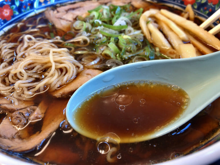 釧路のおいしいラーメン屋さん「夏堀」｜黒いスープは見た目に反してあっさりしています。