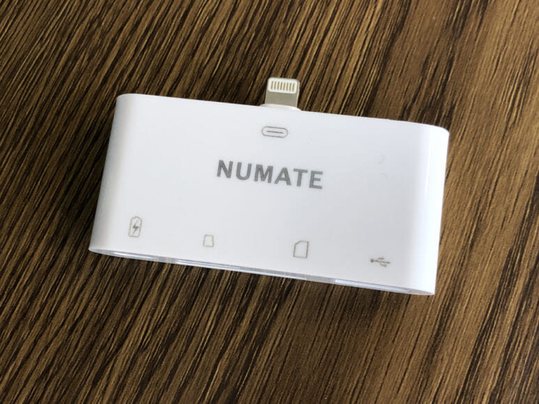 iPhone用おすすめSDカードリーダー＆使い方まとめ｜NUMATE「Lightning 4in1 SDカードリーダー」の外観