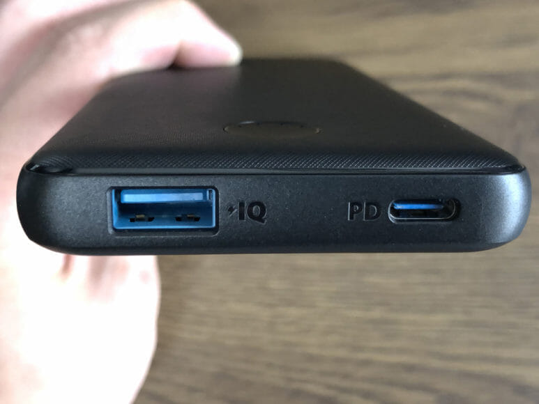 おすすめのモバイルバッテリーAnker「PowerCore Slim 10000 PD」レビュー｜本体側面、左にはPowerIQ対応USB-Aポート、右にはPD対応USB-Cポートが配されています。