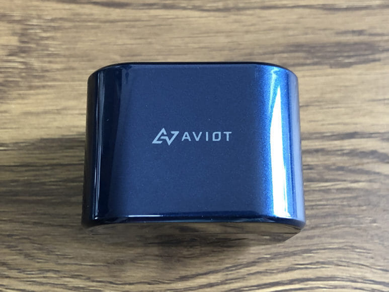 おすすめ完全ワイヤレスイヤホンAVIOT「TE-D01g」レビュー｜充電ケース上面には「AVIOT」と刻印が入っています。