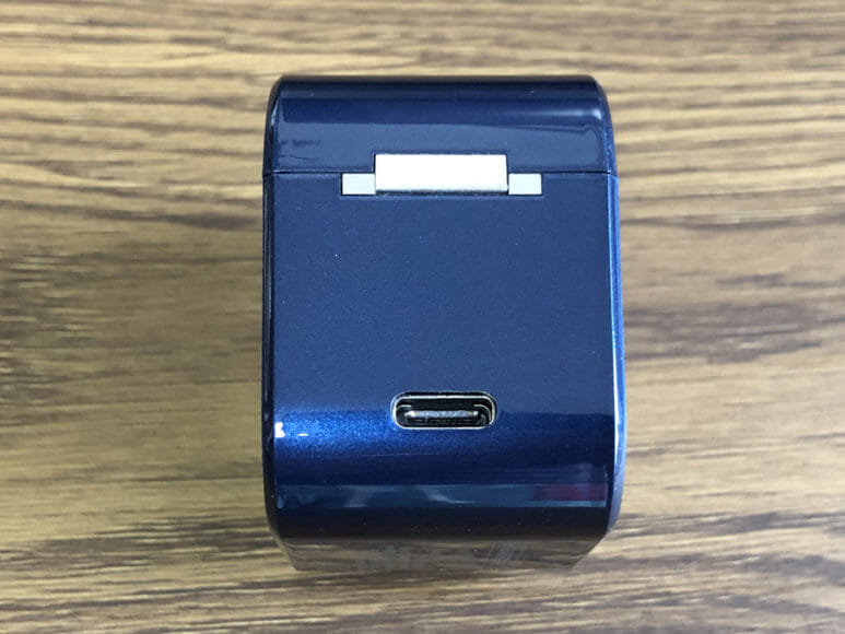 おすすめ完全ワイヤレスイヤホンAVIOT「TE-D01g」レビュー｜充電ケース側面には充電用USB Type-Cポートが配されています。